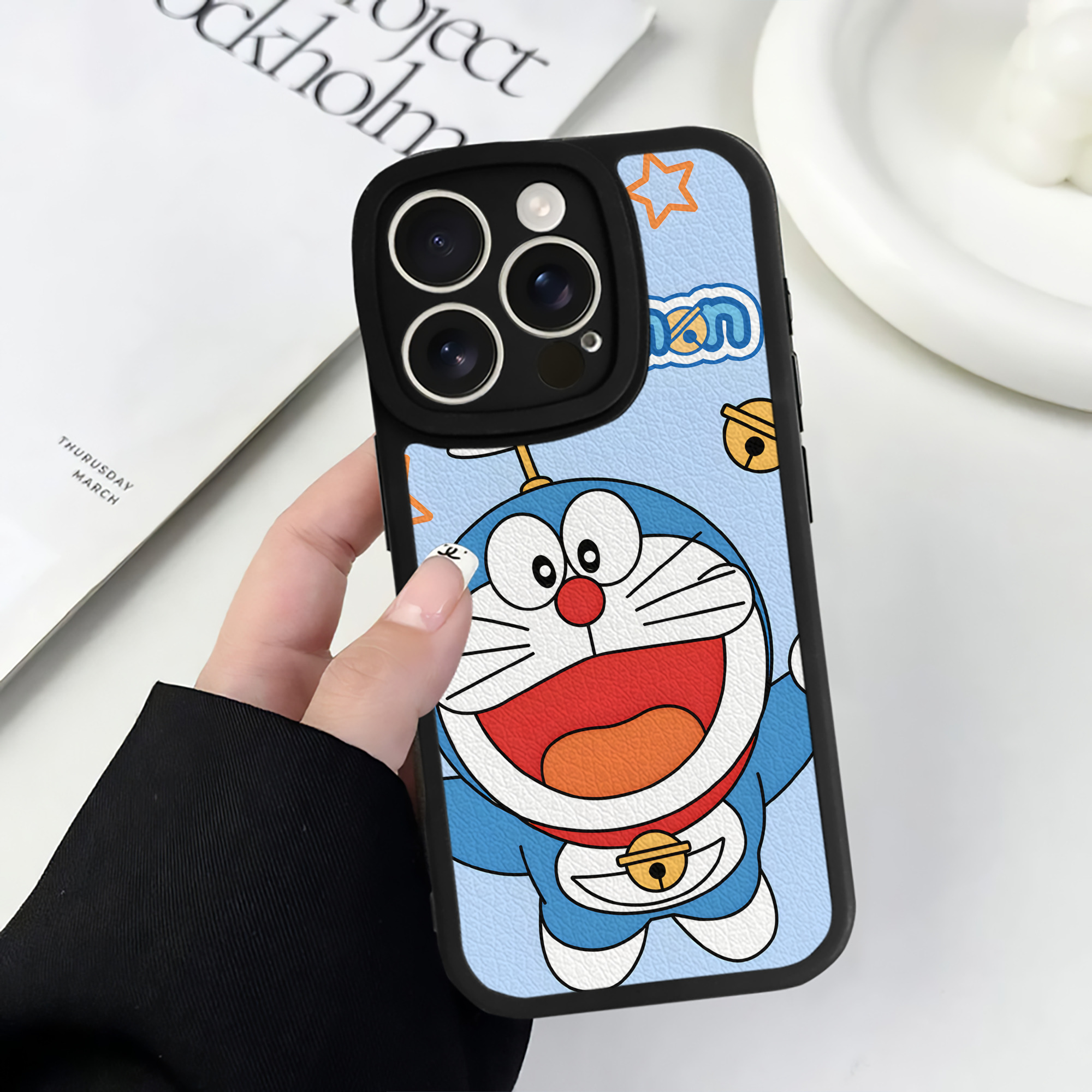 （画像用） ドラえもん Doraemon 【iPhone 16シリーズ対応】シリコンスマホケース（レザー調） 材質：シリコン